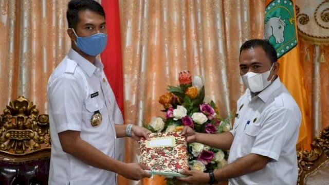 Kepala BPN Sinjai saat menyerahkan 17 sertifikat tanah aset Pemda Sinjai kepada Bupati Sinjai, Andi Seto Asapa di Rujab Bupati Sinjai.