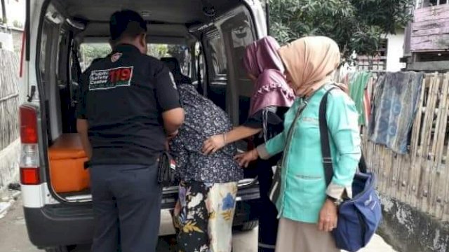 Salah satu warga Sinjai dijemput dibawa ke RSUD untuk mendapatkan pelayanan kesehatan.