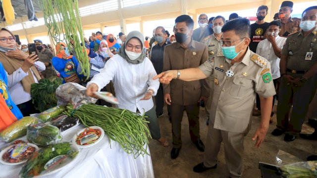 Walikota Palopo Muh. Judas Amir, meresmikan Pasar mungkajang, Senin, (14/06/2021)