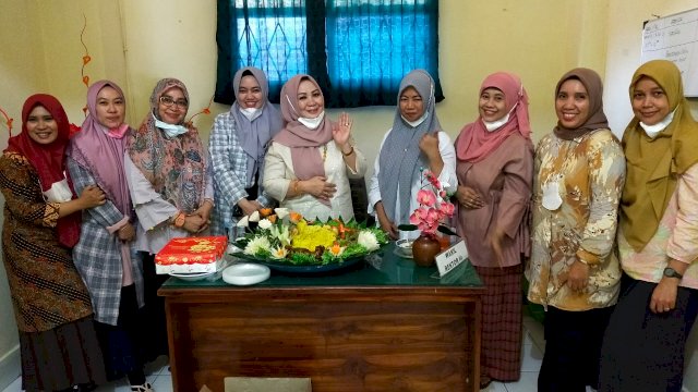 Kejutan Ultah Wakil Rektor III Universitas Cokroaminoto Makassar