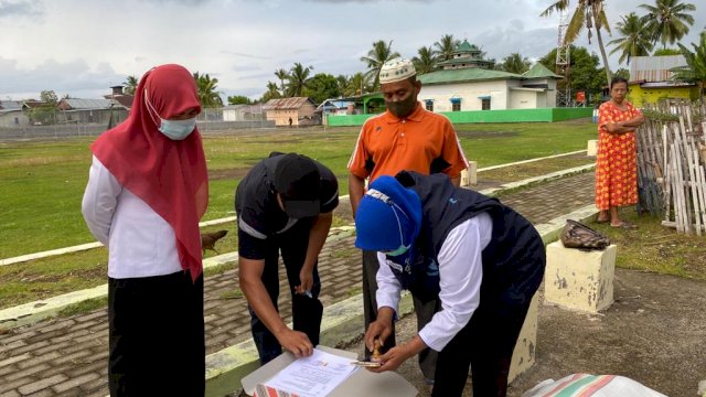 Dinas perikanan Sinjai sedang mengecek Daftar nama kelompok budidaya Penerima bantuan bibit udang windu dari Kementrian Kelautan dan Perikanan.