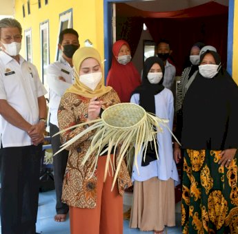 Ketua Dekranasda Kunjungi Pelaku Usaha Kerajinan Tangan di Sinjai Timur