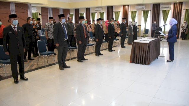 Bupati Luwu Utara, Indah Putri Indriani saat memgambil sumpah sembilan pejabat Pimpinan Tinggi Pratama setingkat eselon II Lingkup Pemerintah Daerah Kabupaten Luwu Utara. Kamis (17/6/2021)