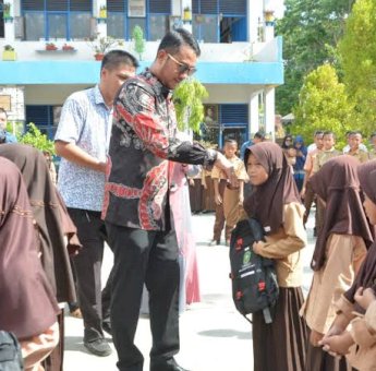 Tahun Ajaran Baru, Sekolah Swasta di Sinjai Dapat Seragam Gratis