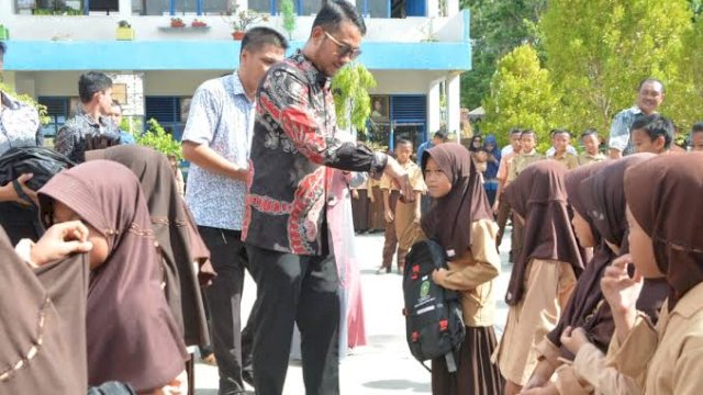 Bupati Sinjai Andi Seto Asapa memberi Paket Tas untuk siswa-siswi sekolah negeri beberapa tahun lalu.
