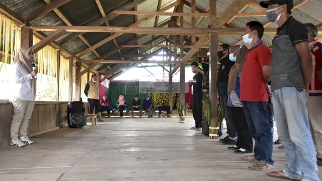 Bupati Luwu Utarq Indah Putri Indriani, saat menghadiri Deklarasi Pilkades Damai di Kecamatan Rampi. Jumat (18/06/2021)