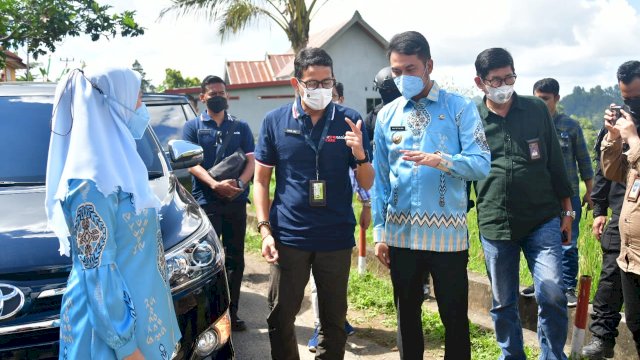 Menteri Pariwisata dan Ekonomi Kreatif RI Sandiaga Salahuddin Uno, saat tiba di Desa Barania Kecamatan Sinjai Barat dan disambut Bupati Sinjai Andi Seto Asapa, Sabtu (19/06/2021).