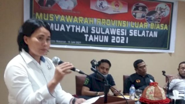Ketua Muaythai Indonesia Pengurua Daerah Sulsel Nurahmi KS, memberikan sambutan saat Musyawarah Olahraga Luar Biasa (Musorlub), di Hotel Grand Celino, Sabtu (19/06/2021).
