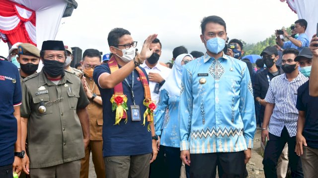 Bupati Sinjai Andi Seto Ghaditsa Asapa, mendampingi Menteri Pariwisata dan Ekonomi Kreatif RI Sandiaga Salahuddin Uno mengunjungi Desa Wisata Barani di Kecamatan Sinjai Barat, Sabtu (19/06/2021).
