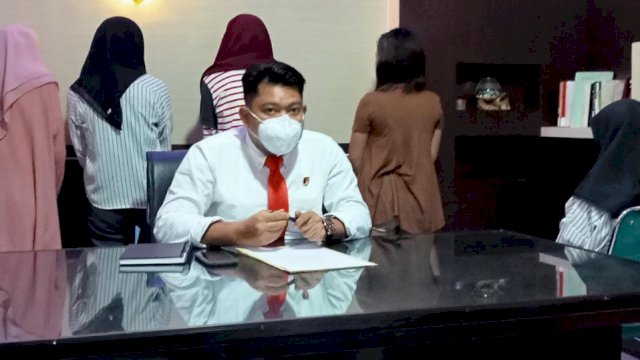 Kasat Reskrim Polres Sinjai Iptu Abustam, melakukan press rilis bersama awak media setelah dilakukan mediasi secara kekeluargaan, Senin (21/06/2021).