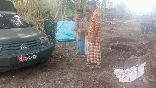 Tokoh Adat Kamoung Tola melempar Mobil Dinas Danramil 1415-01 Selayar dangan menggunakan beras sebagai bentuk syukuran penyambutan.
