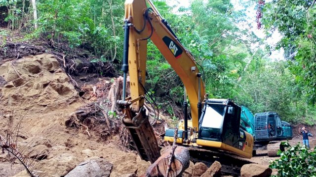 Proses pengerjaan akses jalan menuju Kampung Tola di Kepulauan Selayar.