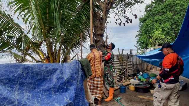Anggota TMMD Kodim 1415 Kepulauan Selayar dibantu warga memasang antena jaringan Internet di Kampung Tola, Kelurahan Bontobangung, Kecamatan Bontoharu Kabupaten Kepulauan Selayar.