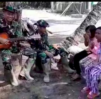 Anak-Anak di Kampung Tola Dihibur Nyanyian Oleh Personil TMMD Ke-111 Kodim Selayar