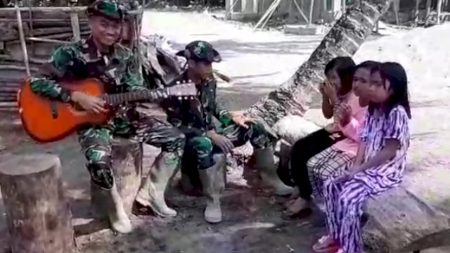 Anak-Anak di Kampung Tola Dihibur Nyanyian Oleh Personil TMMD Ke-111 Kodim Selayar