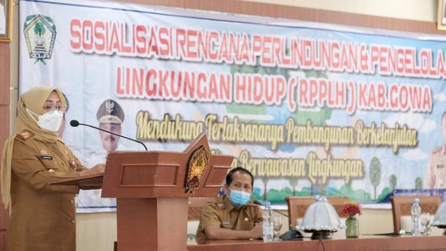 Penjabat Sekretaris Daerah Kabupaten Gowa Kamsina saat membuka Sosialisasi RPPLH di Baruga Karaeng Galesong, Kantor Bupati Gowa, Senin (21/06/2021). (Istimewa)