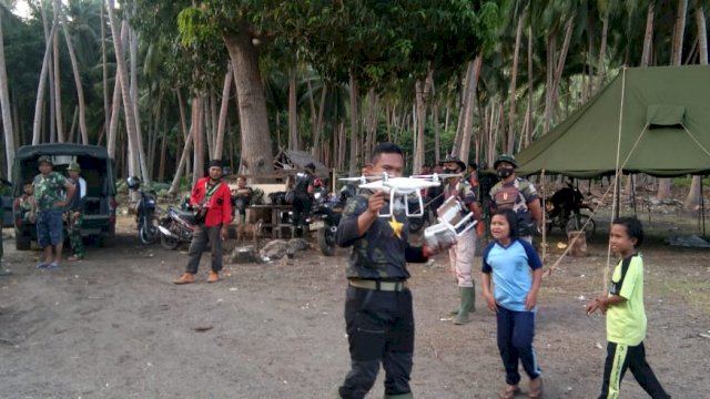 Kegiatan TMMD 111 Kodim Selayar Jadi Hiburan Anak-anak di Kampung Tola