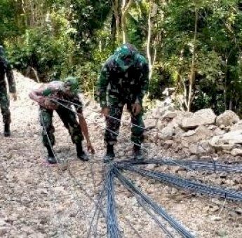 Jalan Terjal dan Licin, Satgas TMMD 111 Selayar Pikul Material Jalan Kaki 2 KM