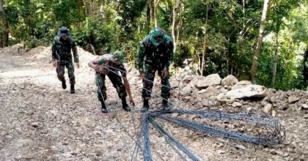 Jalan Terjal dan Licin, Satgas TMMD 111 Selayar Pikul Material Jalan Kaki 2 KM