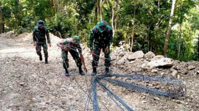 Jalan Terjal dan Licin, Satgas TMMD 111 Selayar Pikul Material Jalan Kaki 2 KM