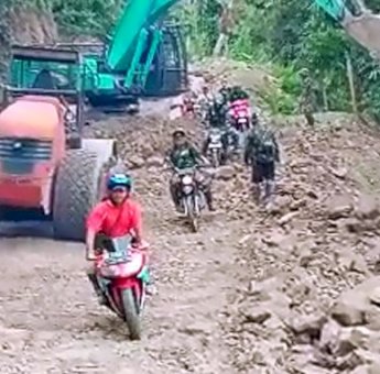 Meski Belum Selesai Dikerja, Warga Sudah Tak Sabar Lalui Jalan TMMD 111 Selayar di Kampung Tola