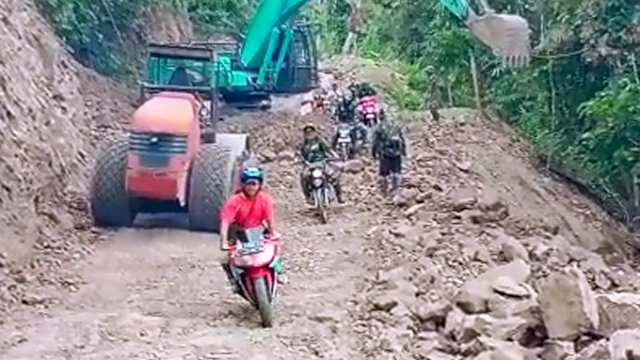 Meski Belum Selesai Dikerja, Warga Sudah Tak Sabar Lalui Jalan TMMD 111 Selayar di Kampung Tola