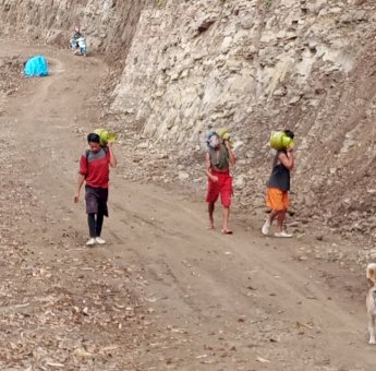 Jalan Licin Karena Hujan, Warga Tola Ramai-Ramai Bantu Pikul Logistik TMMD 111 Sejauh 3 KM