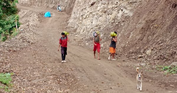 Jalan Licin Karena Hujan, Warga Tola Ramai-Ramai Bantu Pikul Logistik TMMD 111 Sejauh 3 KM