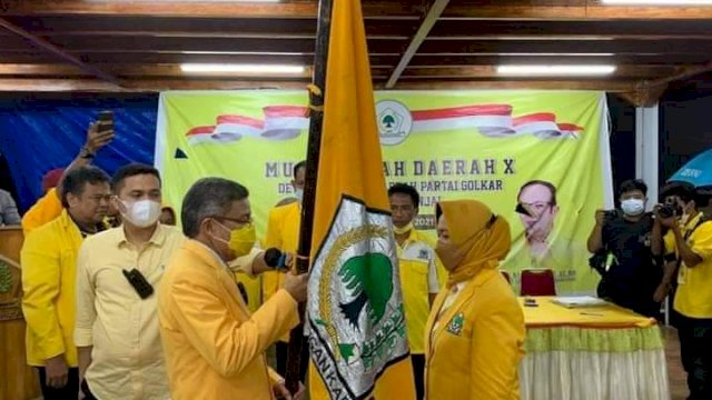 Wakil Bupati Sinjai yang juga Ketua DPD II Golkar Sinjai Terpilih Andi Kartini Ottong, menerima Bendera Pataka dari Ketua DPD I Golkar Sulawesi Selatan Taufan Pawe.