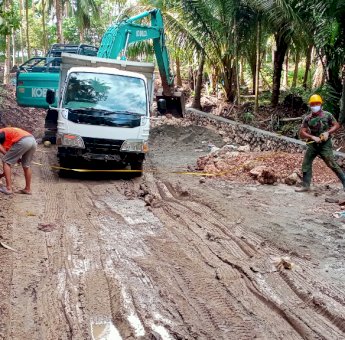Jalan Berlumpur dan Licin, Tidak Menyurutkan Semangat Satgas TMMD 111 Selayar Rampungkan Pekerjaan di Kampung Tola