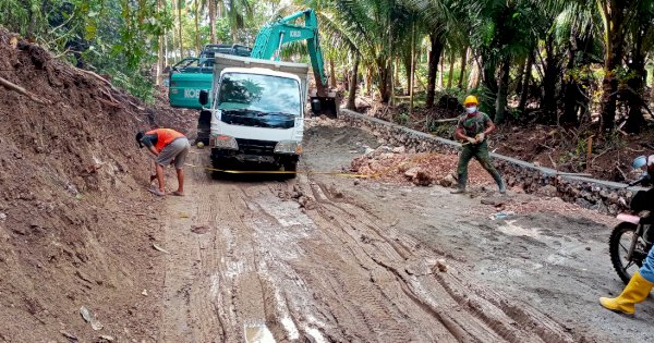 Jalan Berlumpur dan Licin, Tidak Menyurutkan Semangat Satgas TMMD 111 Selayar Rampungkan Pekerjaan di Kampung Tola