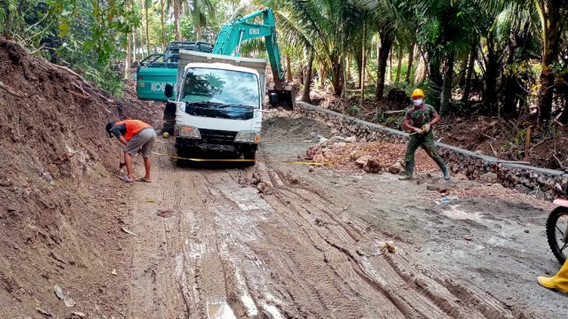 Jalan Berlumpur dan Licin, Tidak Menyurutkan Semangat Satgas TMMD 111 Selayar Rampungkan Pekerjaan di Kampung Tola