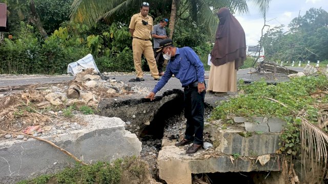 Anggota DPRD Luwu Timur Saat Meninjau Salah Satu Proyek yang Dikerjakan PT. SMS