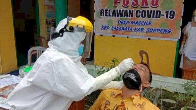 Kepala Desa Maccile Kabupaten Soppeng, Suherman saat swab oleh petugas medis.