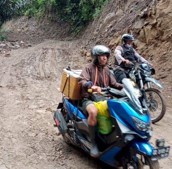 Tempuh Medan Licin dan Ekstrim, Serda Rustam Distribusikan Logistik ke Lokasi TMMD 111 Kodim Selayar