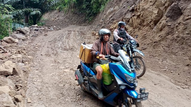 Tempuh Medan Licin dan Ekstrim, Serda Rustam Distribusikan Logistik ke Lokasi TMMD 111 Kodim Selayar
