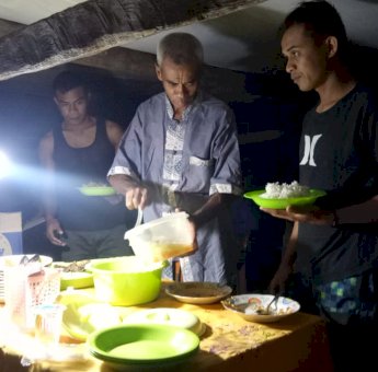 Intip Suasana Makan Malam di Lokasi TMMD 111 Kodim 1415 Selayar
