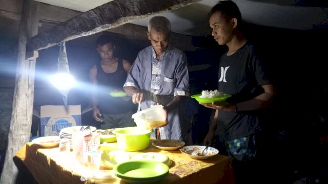 Intip Suasana Makan Malam di Lokasi TMMD 111 Kodim 1415 Selayar