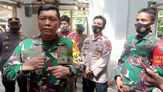 Ketua tim wasev Brigjen TNI Gathut Setyo Utomo bersama Anggotanya didampingi Dansatgas TMMD ke-111 Kodim 1415 Kepulauan Selayar Letkol Kav. Adi Priatna, Kapolres Kepulauan Selayar AKBP Temmangnganro Machmud, saat mengunjungi Kampung Tola.