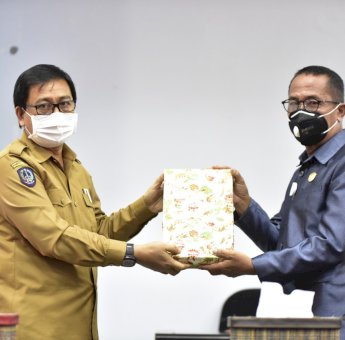 Suaib Mansur Serahkan Ranperda Pertanggungjawaban APBD TA 2020 ke DPRD