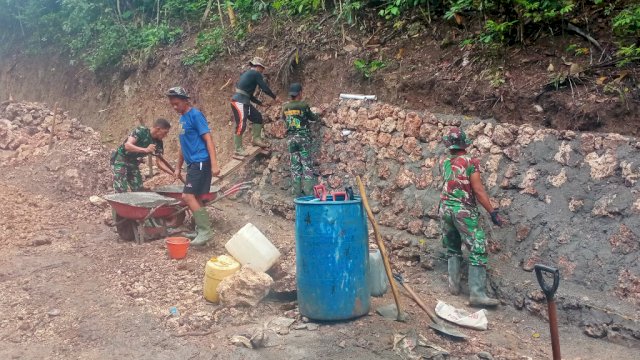 Satgas TMMD 111 Selayar Bangun Duiker Penahan Longsor di Jalur Bitombang-Kampung Tola