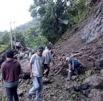 Akses Jalan Poros Sinjai-Malino Lumpuh Akibat Longsor