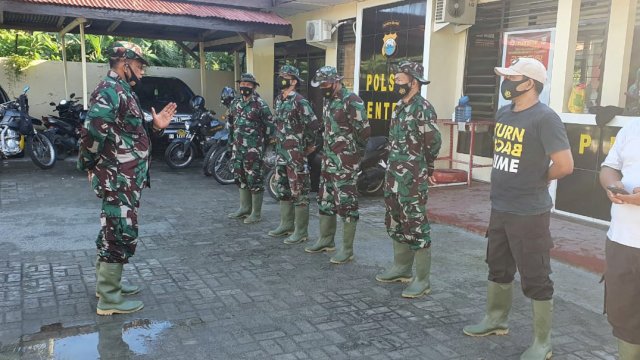 Kasat Sabhara Polres Kepulauan Selayar AKP Sri Toto, bersama Personil Anggota Polri yang terlibat dalam TMMD 111 Selayar juga mengenakan Pakaian Loreng TNI, pemandangan ini terlihat saat Apel Pagi sebelum terjun ke Lapangan, Selasa (29/06/2021).