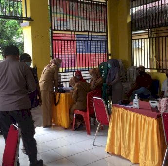 Sehari, Ratusan Orang Warga Desa Rompegading Disuntik Vaksin Sinovac Covid-19