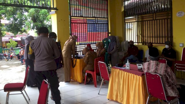Sehari, Ratusan Orang Warga Desa Rompegading Disuntik Vaksin Sinovac Covid-19