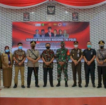 Bersama Bupati dan Forkopimda, Dansatgas TMMD 111 Selayar Ikut Pantau Vaksinasi Massal