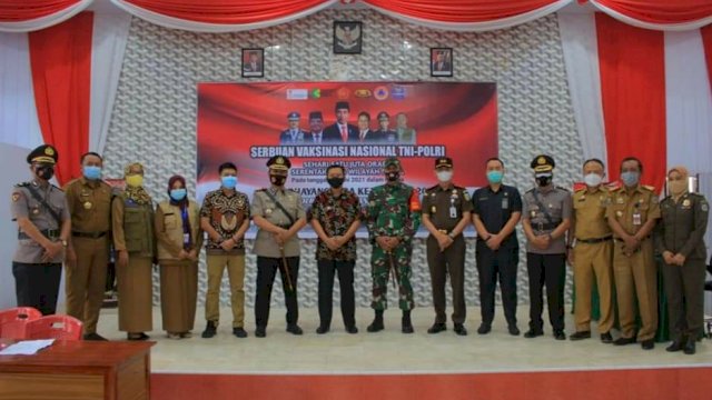 Bersama Bupati dan Forkopimda, Dansatgas TMMD 111 Selayar Ikut Pantau Vaksinasi Massal