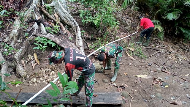 Satgas TMMD 111 Kodim 1415 Kepulauan Selayar mengerjakan Pipa Air untuk warga Kampung Tola.