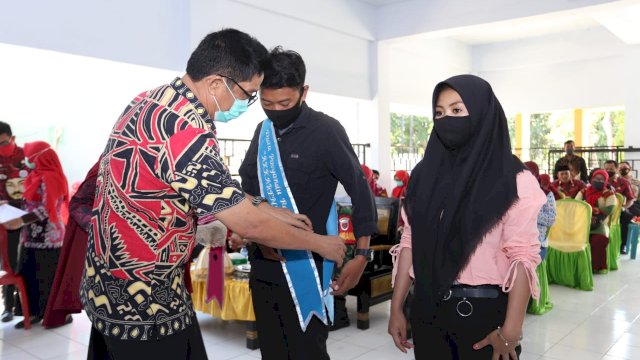 Kepala Dinas Kesehatan dr Hasanuddin saat melantik Duta Posyandu Remaja dalam rangka membantu penanganan stunting di Kabupaten Gowa. (Foto: Istimewa)