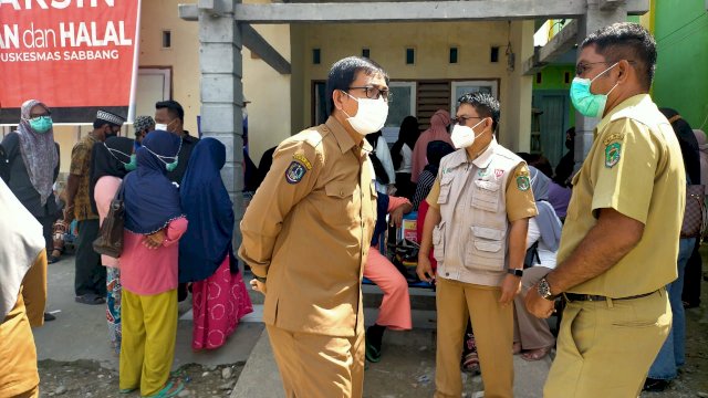 Wakil Bupati Luwu Utara, Suaib Mansur saat meninjau pelaksanaan Vaksinasi di Puskesmas Kecamatan Sabbang. Selasa (29/06/2021)